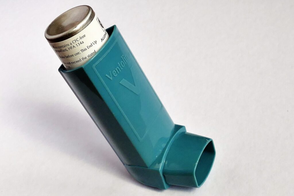 Inhalationsspray för behandling av astma och astma-liknande symptom