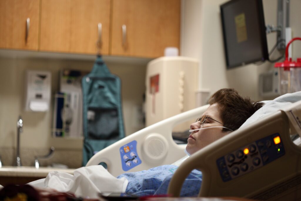 En svårt sjuk Covid-19-patient i sin sjukhussäng